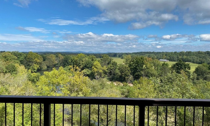 Amity Cabin | “Rivers Bend: Stunning Views & Vibrant Fall Colors Await You”