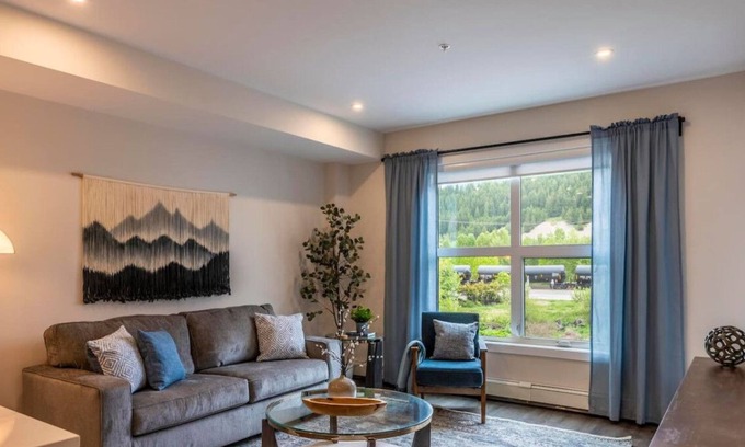 Golden Condo | Rivers Edge | Mtn Views | AC | BBQ | King Bed