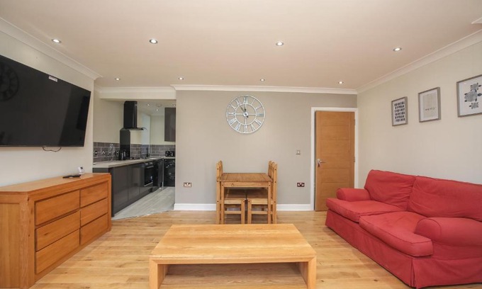 Grove Apartment | Riverside 2 Bedroom Central Kingston Flat