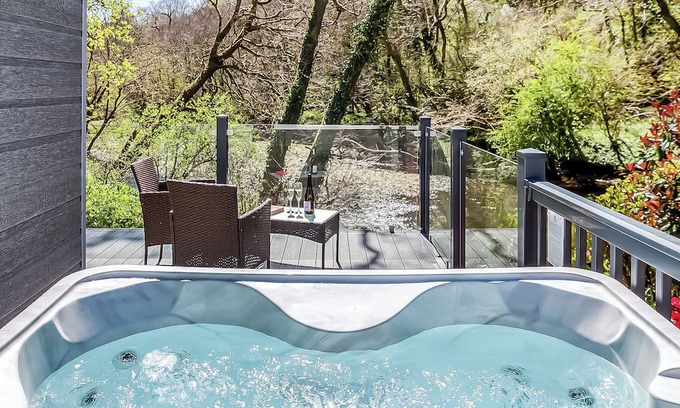 Saltash Ski Chalet | Riverside 2 Bed Hot Tub Lodge – Riverside Retreat