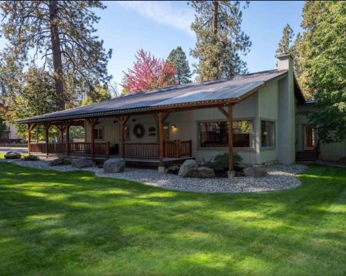 Leavenworth House | Riverside Cabin home