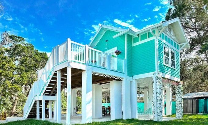 Crystal River House | Riverside Cozy Treehouse, Outdoor Movie & Firepit