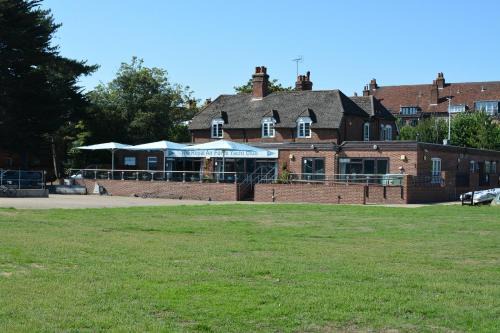 Hamble-le-Rice Hotel | Riverside House