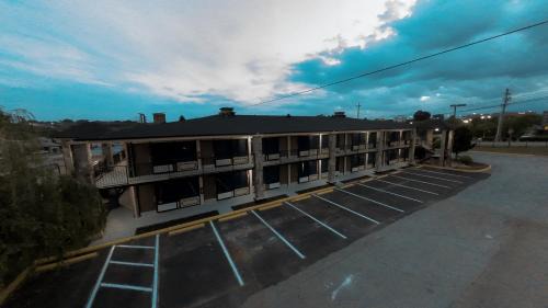 Danville Hotel | Riverside Inn & Suites near Danville Caesers Casino and Danville Mall