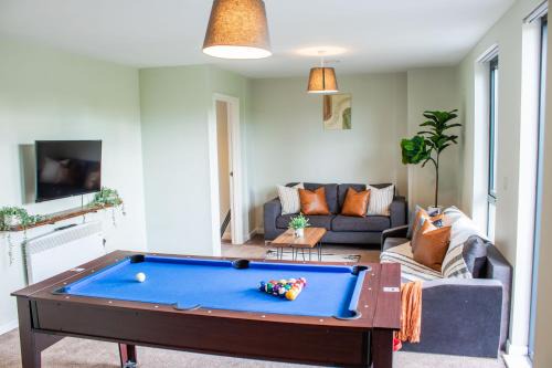 Salford Apartment | Riverside Lodge - Peaceful City Escape