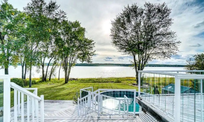 Pontiac House | Riverside Ottawa river luxury house for vacation