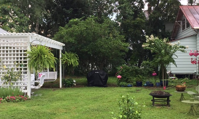New Bern House | Riverside Retreat - 1940s Coastal Bungalow in New Bern, NC