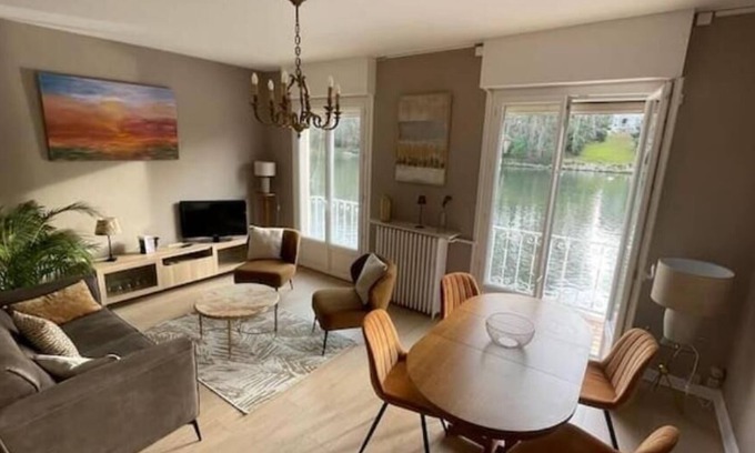 Olivet Villa | Riverside villa