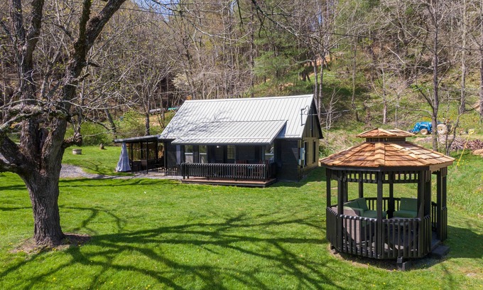 Piney Creek House | Riversong Cottage - Stay & Play On the New River! Updated Cottage with Hot Tub!