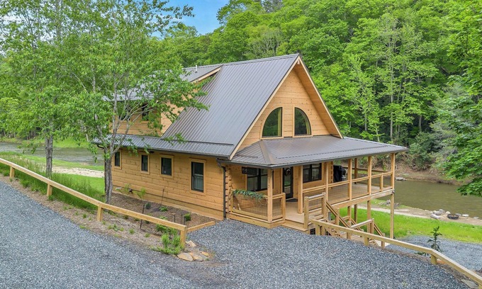 Warrensville Cabin | Riverstead Cabin - Riverfront + Wrap Around Porch + Smart TVs + Gas Fireplace + Hot Tub
