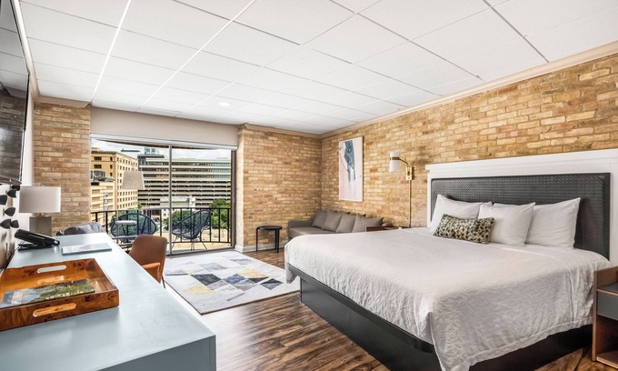 Main - Military Plaza House | RiverWalk Plaza - Junior Suite King