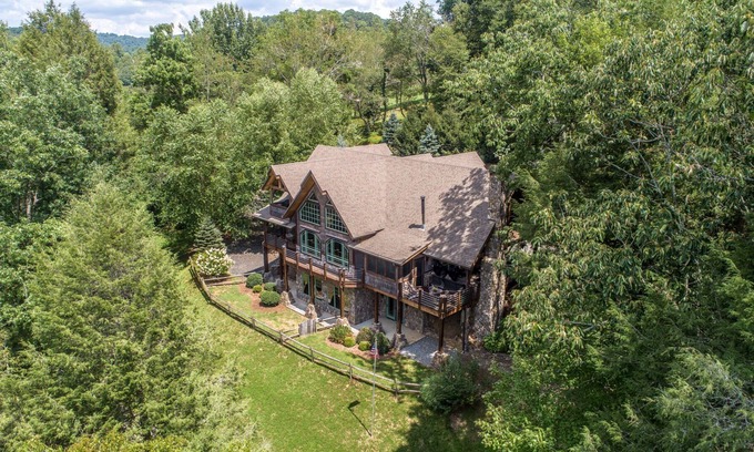 Lansing Cabin | Riverwind Lodge - 3 Acres on the New River!