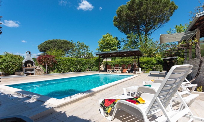 Valbandon House | Rivoli holiday home with pool in Valbandon