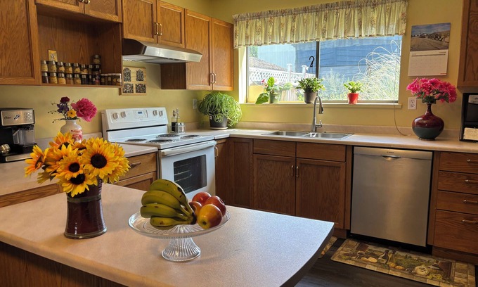 Aldergrove House | Rm 3 Quiet cozy room no stairs in a peaceful house, safe community, full kitchen