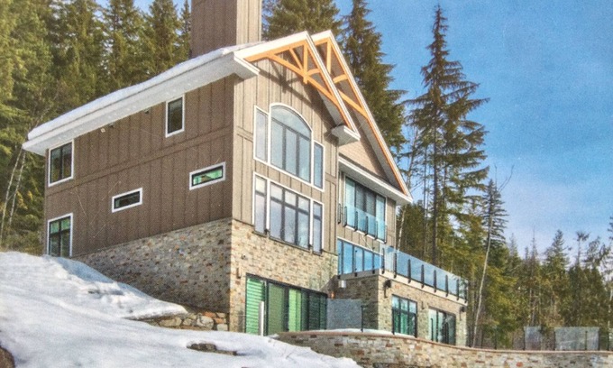 Revelstoke House | RMR: Luxury Ski-in/out Mountain-side 4 Bedroom Home (Sleeps 10).