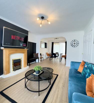 Worcester House | RNM - Business Professionals Ready, Cost effective for large stays! 3 BR, Lounge, Private Access & Entire Place, Kitchen & Washroom with amenities, Smart Tv, Easy Access, Fast WiFi, Large Driveway, Great transport links, Near Worcester Hospital and M5