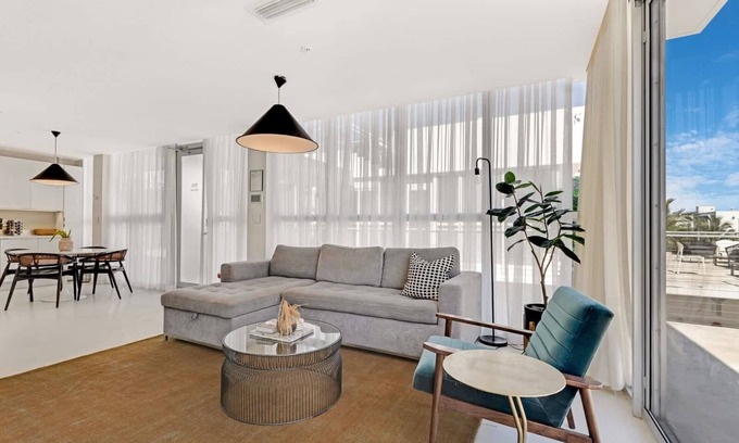 South Pointe House | Roami at 250 Collins | 10 Bed Combo | Rooftop Pool