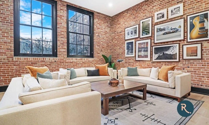 Arts/Warehouse District Hotel | Roami at Brassline Near Bourbon St Bach Suite #31