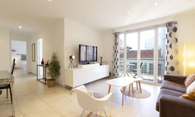 Antibes Old Town Apartment | Robert Soleau bright design flat, center of Antibes