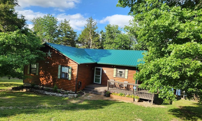 Eagle Rock Cabin | Robin's Nest-3 bedroom 2 bath waterfront cabin on Table Rock w/Wi-Fi & hot tub