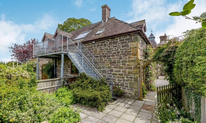 Strefford Apartment | ROBIN'S NEST, pet friendly, character holiday cottage in Strefford