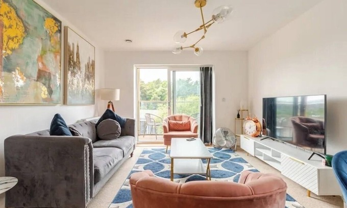 Wainscot Apartment | Rochester - 2 Bed - Sleeps 4 - Balcony - Parking