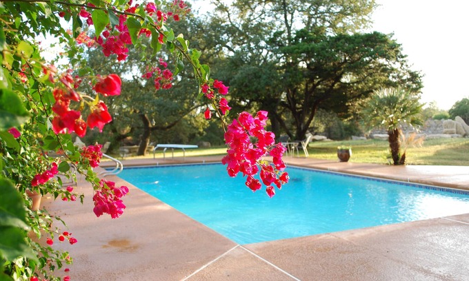 Scenic Brook West House | Rockin' Y Ranch - Pool, Pickleball Court, Party Barn, 15 Minutes to Downtown.