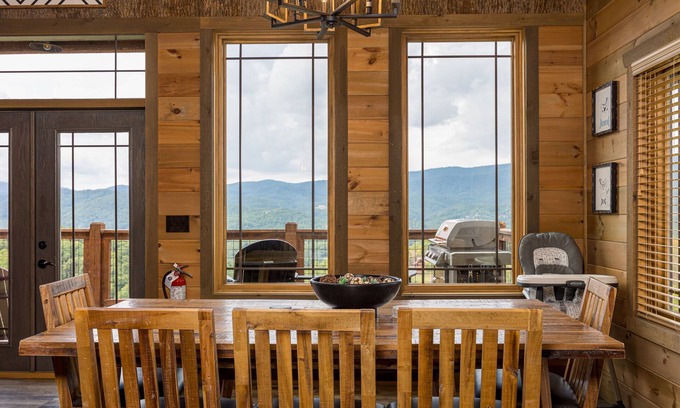 Gatlinburg - Pigeon Forge Cabin | Rocky Top Lagoon