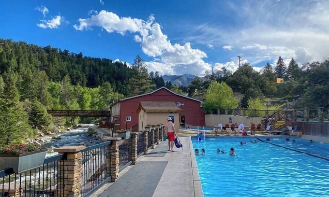Howard House | Rocky Top Lodge Suite 5