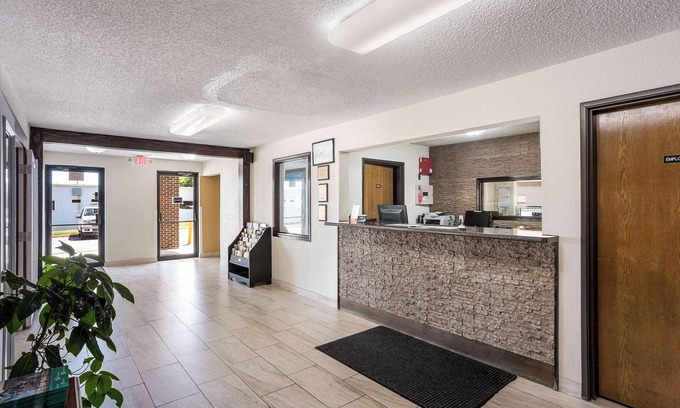 Cedar Rapids - Iowa City Hotel | Rodeway Inn Cedar Rapids Westdale