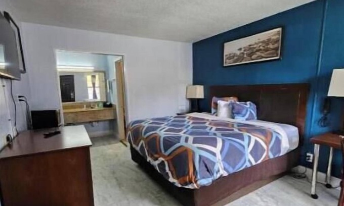 Hattiesburg Apartment | Rodeway Inn Hattiesburg North - King Room - Smoking 6
