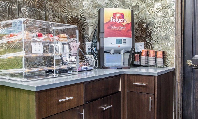 Belleville Hotel | Rodeway Inn