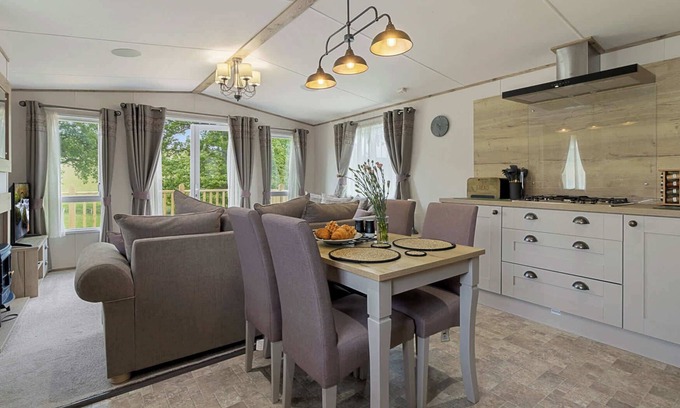 Newton Saint Cyres Ski Chalet | Rolling Hills Splash Escape -Swimming Pool-Fishing Nearby