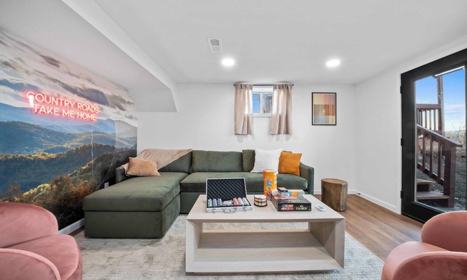 Oak Hill House | Rolling Hills/Hot Tub/Firepit/Mins to ACE+NRG
