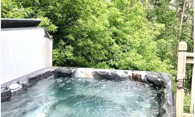 Manitowoc House | Rolling Hills Retreat ~King Bed,Hot Tub, Pool Table,Themed Movie Room,Woods view
