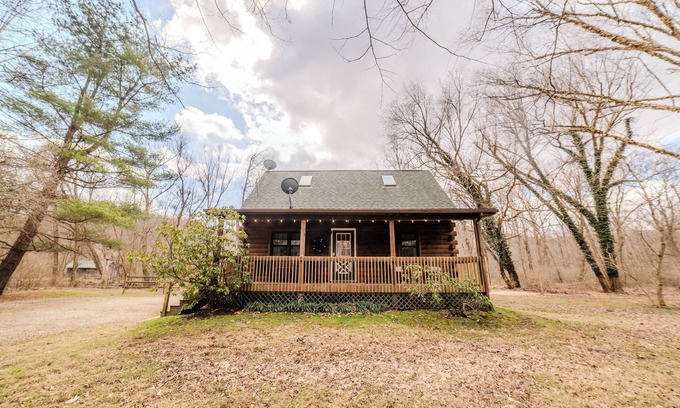 Rockbridge Cabin | Romantic Creekside escape/Secluded/Hot Tub/Fire Pit/Heart of Hocking Hills