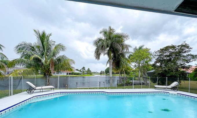 Greenview Shores House | Romantic Dream Home in Wellington 4/2 heated Pool, Fireplace on Beautiful Lake