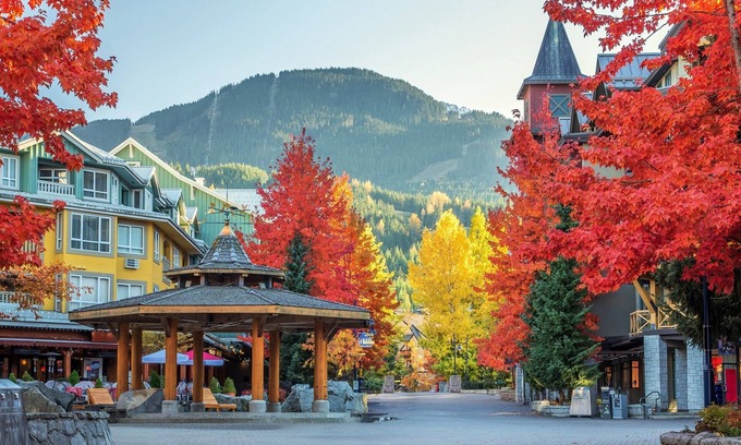 Upper Village Condo | Romantic Fall Strolls-Walkable|3HotTubs BBQ Pool Netflix|TheSuiteLife|The Aspens