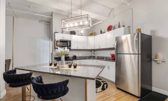 Detroit Apartment | Romantic get away loft w/Swing bed & King bed