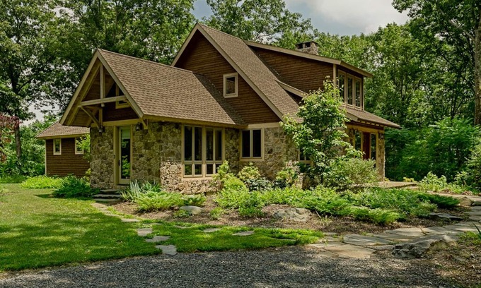 East Stroudsburg Cottage | Romantic Getaway/Writers Dream/Small Family Get Together