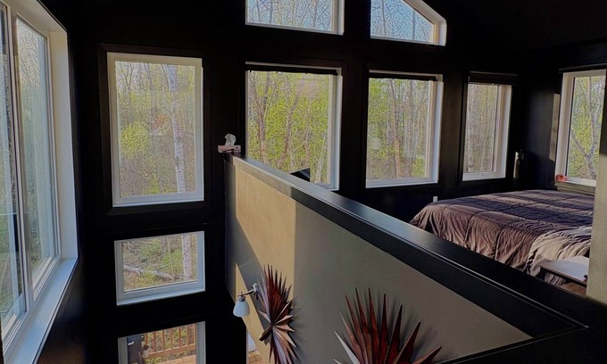 Lac du Bonnet Cabin | Romantic Getaway, Tiny High-Rise Cabin