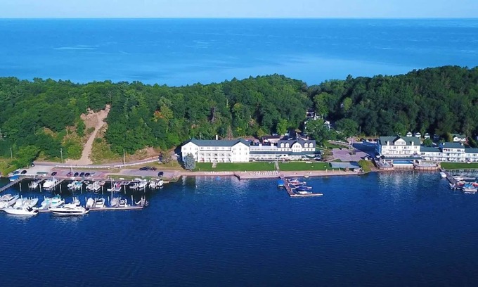 Onekama Apartment | Romantic Hideaway – HOT TUB OPEN ALL WINTER! Ski Crystal Mountain