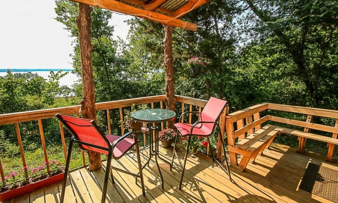 Flint Cabin | Romantic Innisfree Cottage w/Lakeview & Firepit