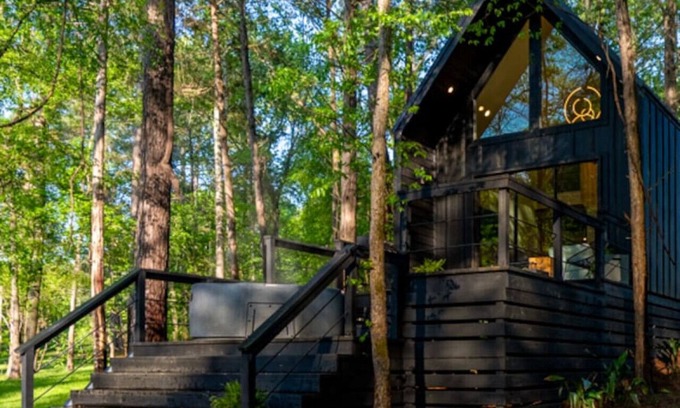 Bullard Cabin | Romantic Lakeside Retreat | Hot Tub & Fire Pit