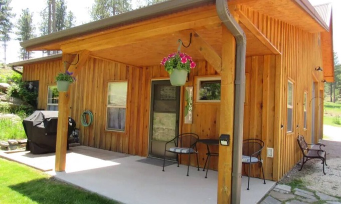 Rapid City Cabin | Romantic Mountain Retreat for Two – Aspen Acres Cabin in the Heart of the Black Hills