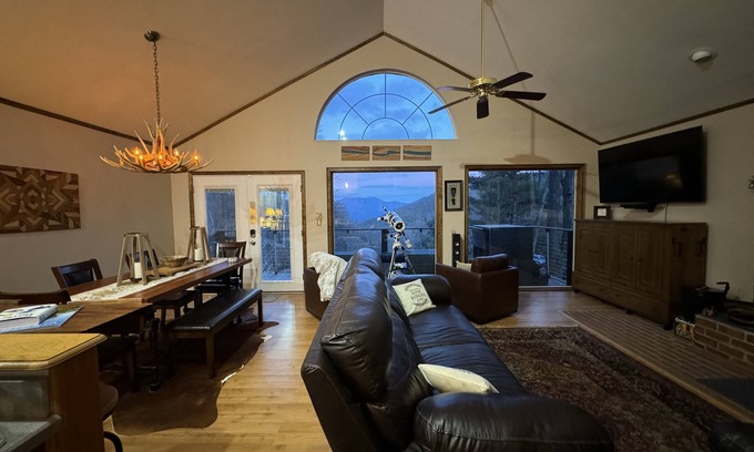 Montebello House | Romantic or Family Vacay w/Stunning Mtn Views & Hot Tub near Crabtree Falls