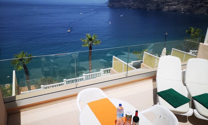 Los Gigantes Apartment | ROMANTIC RETREAT IN PRIME POSITION WITH STUNNING VIEWS TO CLIFFS, MARINA & SEA
