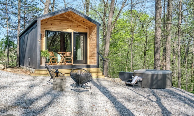 Sparta House | Romantic Retreat With Hot Tub