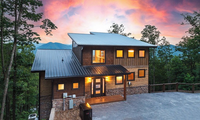 Gatlinburg - Pigeon Forge Ski Chalet | Romantic/Views/New Build/Indoor Heated Saltwater Pool