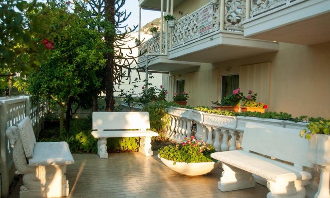 Kamena Vourla Apartment | Ronzi Apartments